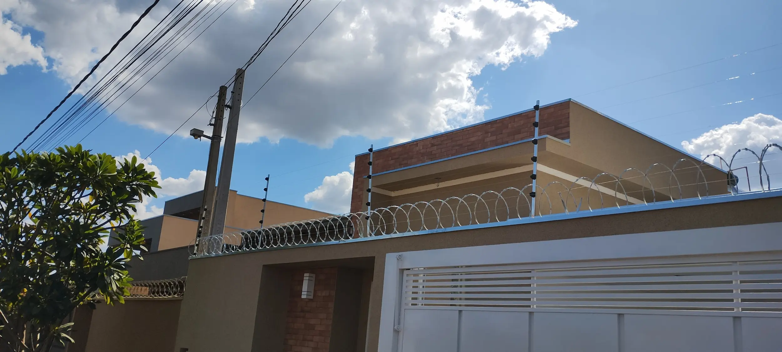 Cerca elétrica com concertina instalada em muro