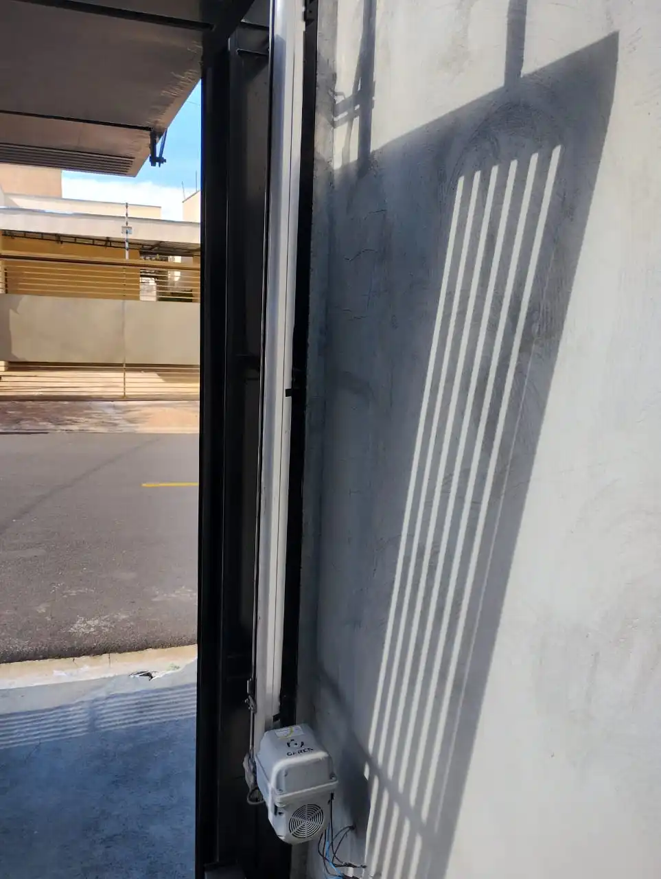 Instalação de motor de portão basculante Garen