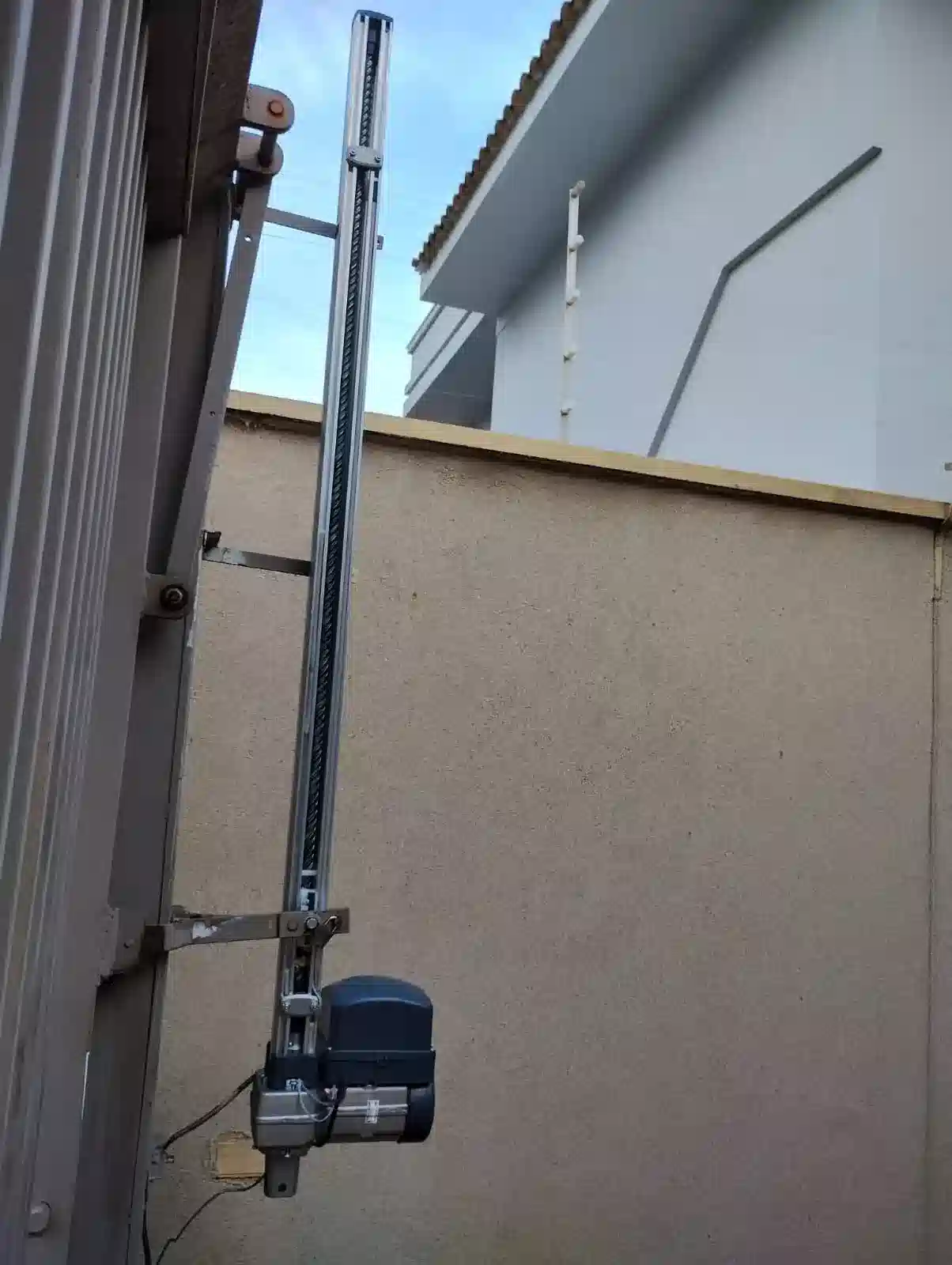 Motor de portão deslizante instalado em residência