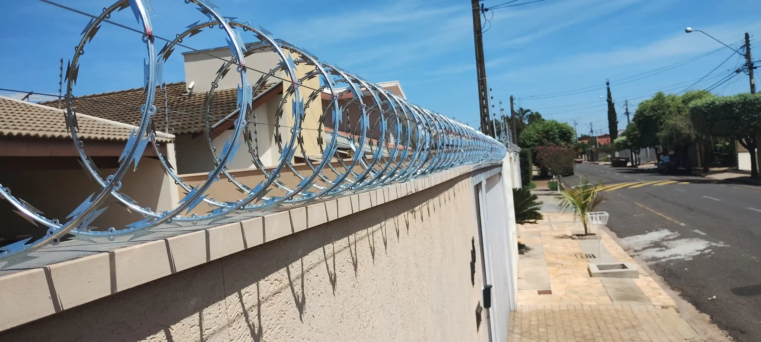 Instalação de cerca concertina com clips reforçados