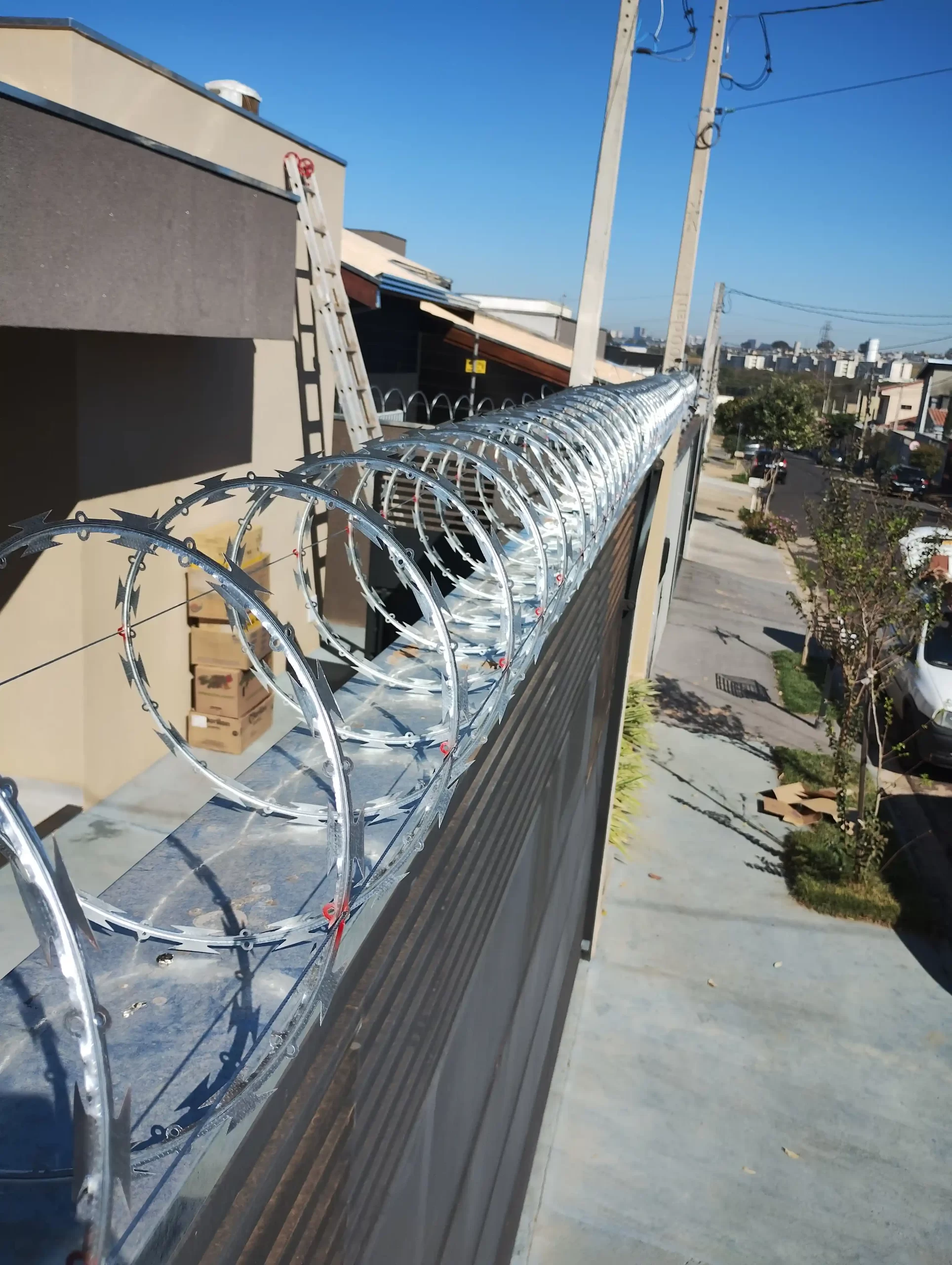 Concertina simples instalada em muro residencial