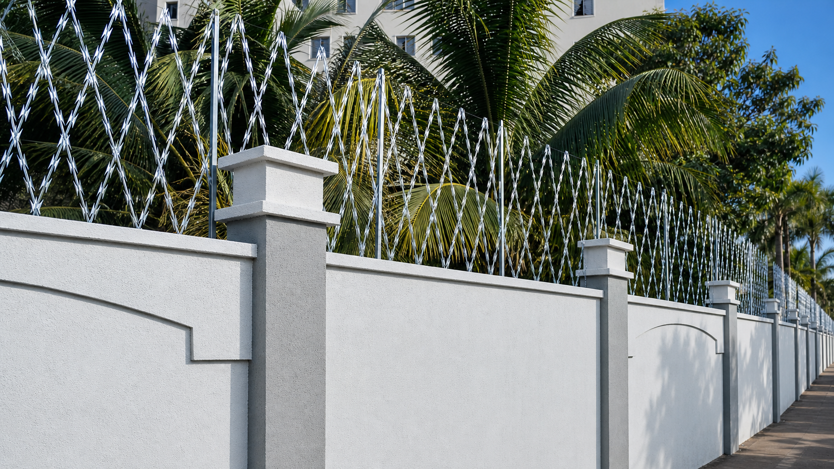 Muro residencial protegido com rede laminada