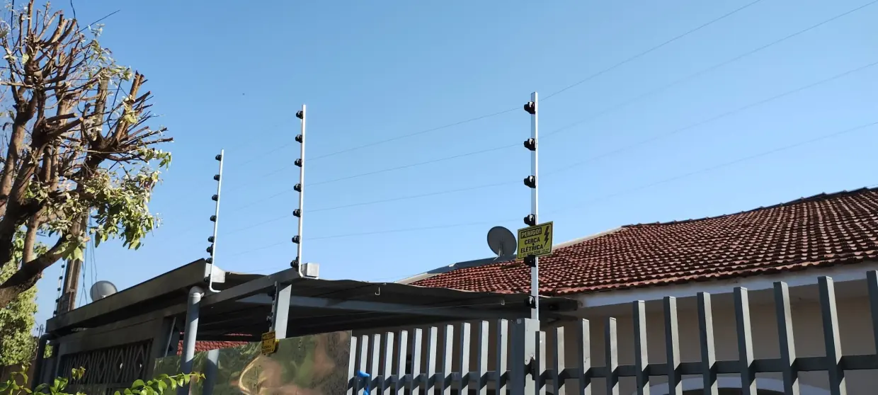 Cerca el&eacute;trica instalada em muro