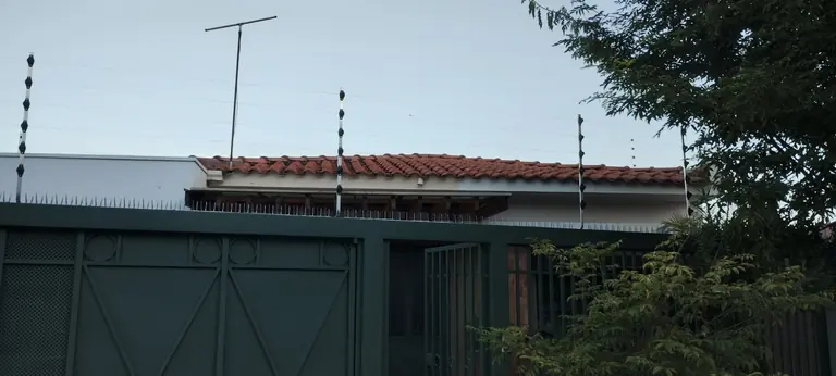 Cerca elétrica com lança protetora