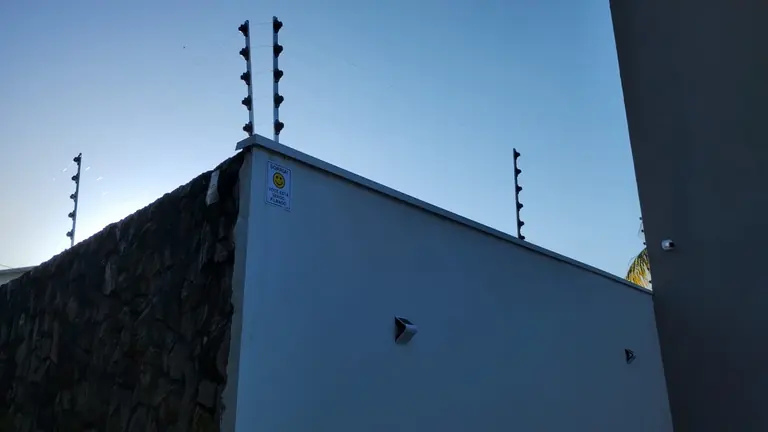 Cerca elétrica em muro de esquina