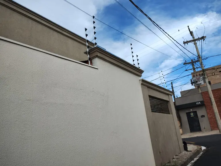 Cerca elétrica em muro residencial