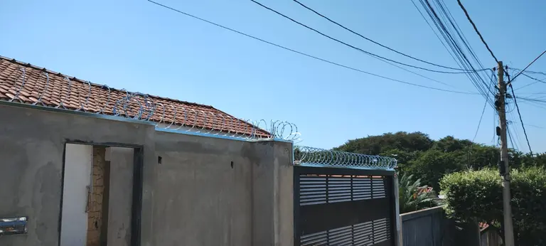 Concertina em muro e portão