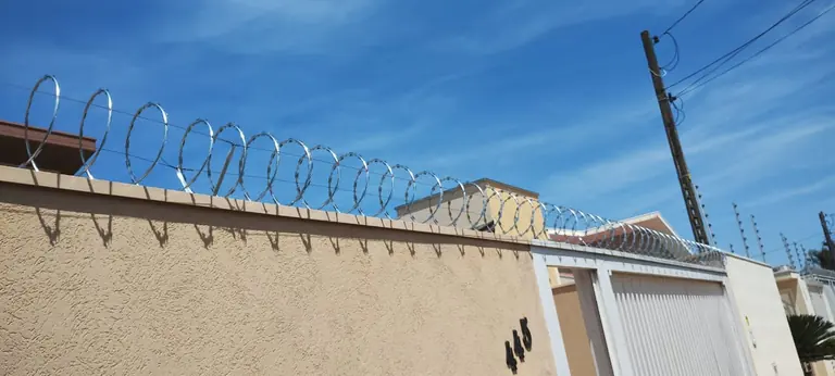 Concertina em muro residencial