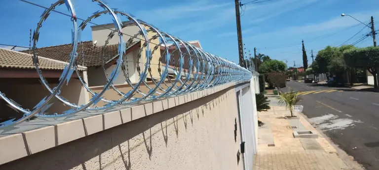 Concertina instalada sobre muro