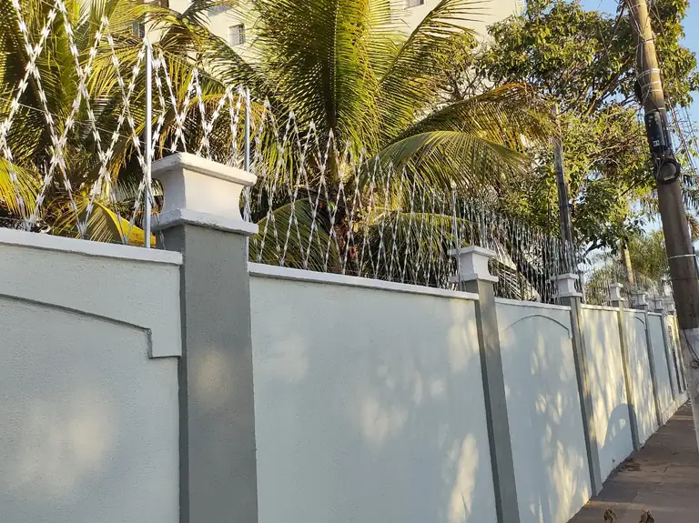 Rede laminada em muro