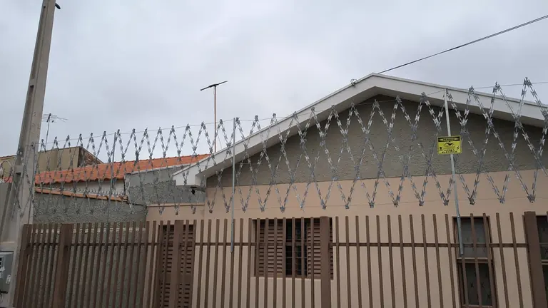 Rede laminada sobre portão