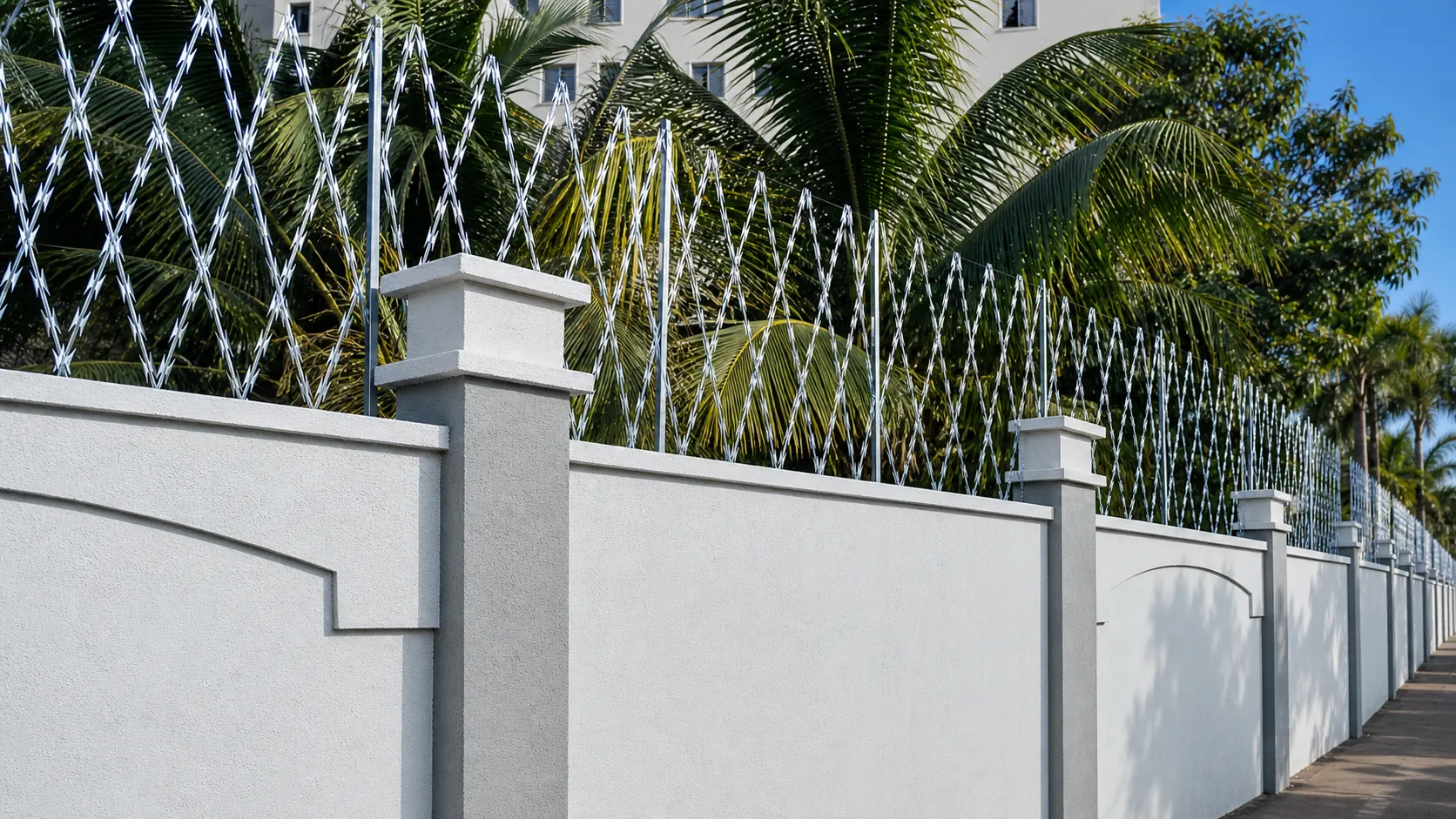 Muro residencial protegido com rede laminada