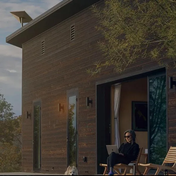 Casa com antena Starlink instalada no telhado